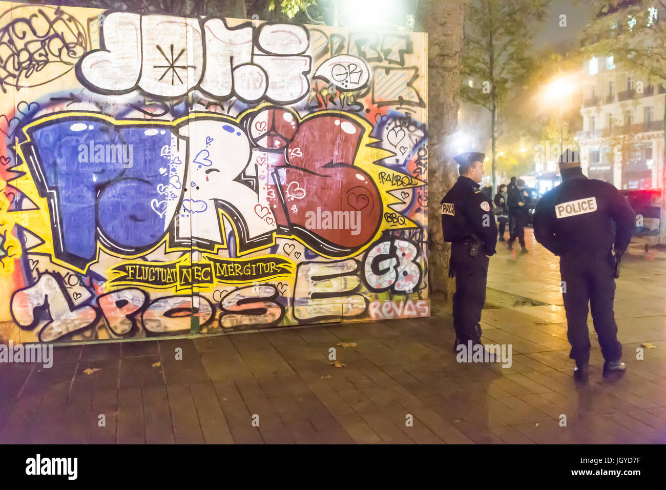 2 Polizisten in der Nähe des Graff. Spontane Hommage an die Opfer der Terroranschläge in Paris, den 13. November 2015. Stockfoto