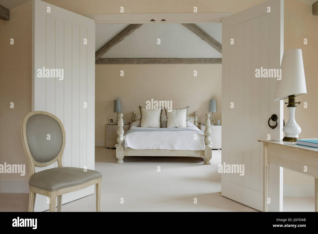Offene Türen für Gustavian Schlafzimmer Stockfoto