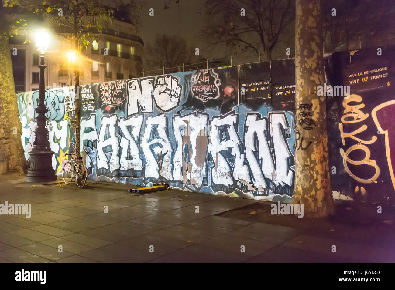 No pasaran Graff. Spontane Hommage an die Opfer der Terroranschläge in Paris, den 13. November 2015. Stockfoto
