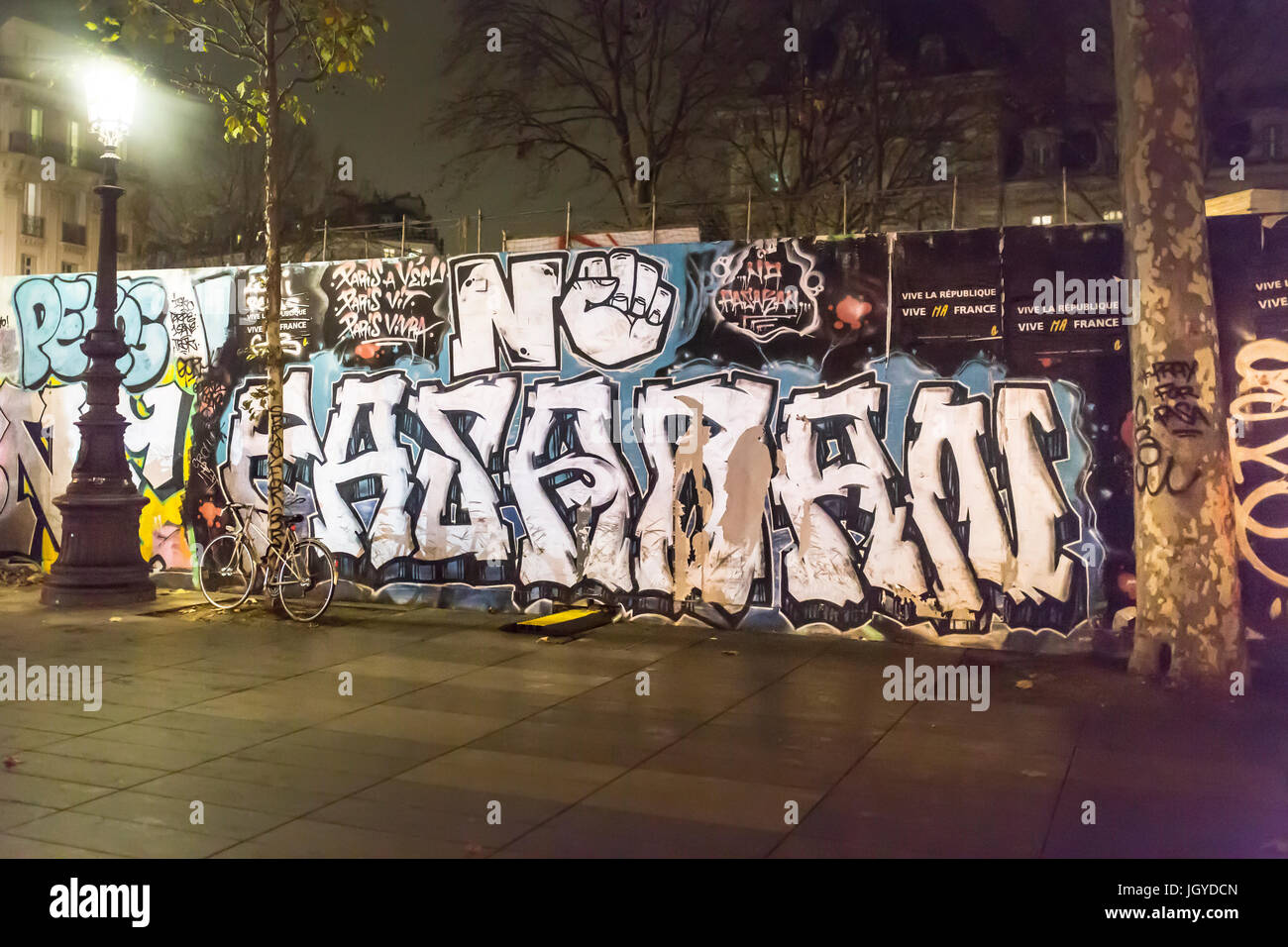 No pasaran Graff. Spontane Hommage an die Opfer der Terroranschläge in Paris, den 13. November 2015. Stockfoto