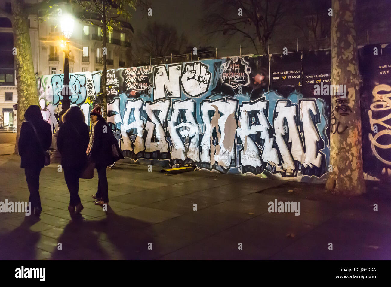 No pasaran Graff mit 3 Personen. Spontane Hommage an die Opfer der Terroranschläge in Paris, den 13. November 2015: Stockfoto