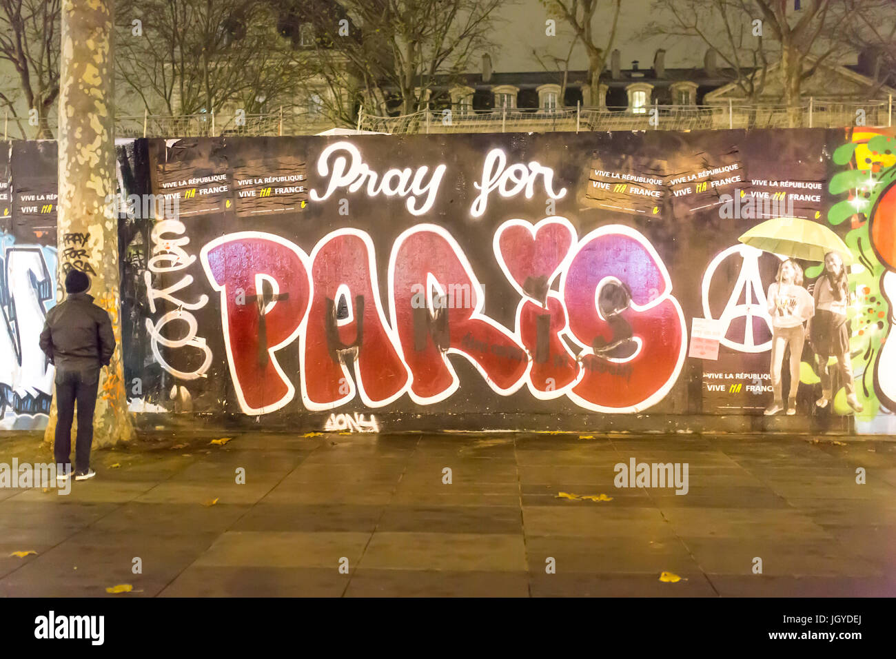 Beten Sie für Paris Graff mit einem Kerl stehen. Spontane Hommage an die Opfer der Terroranschläge in Paris, den 13. November 2015: Stockfoto