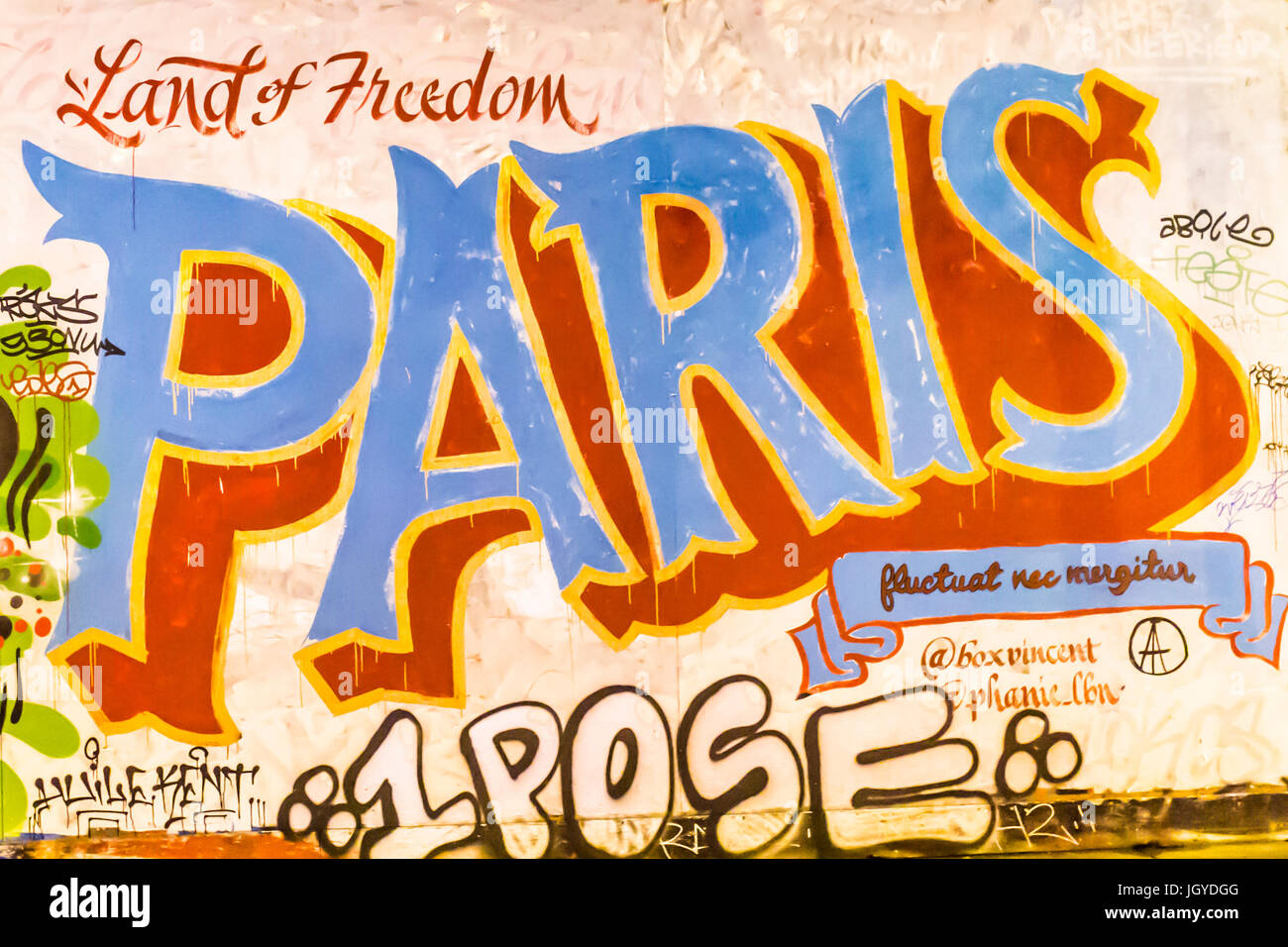 Paris Graff: Land der Freiheit. Spontane Hommage an die Opfer der Terroranschläge in Paris, den 13. November 2015. Stockfoto