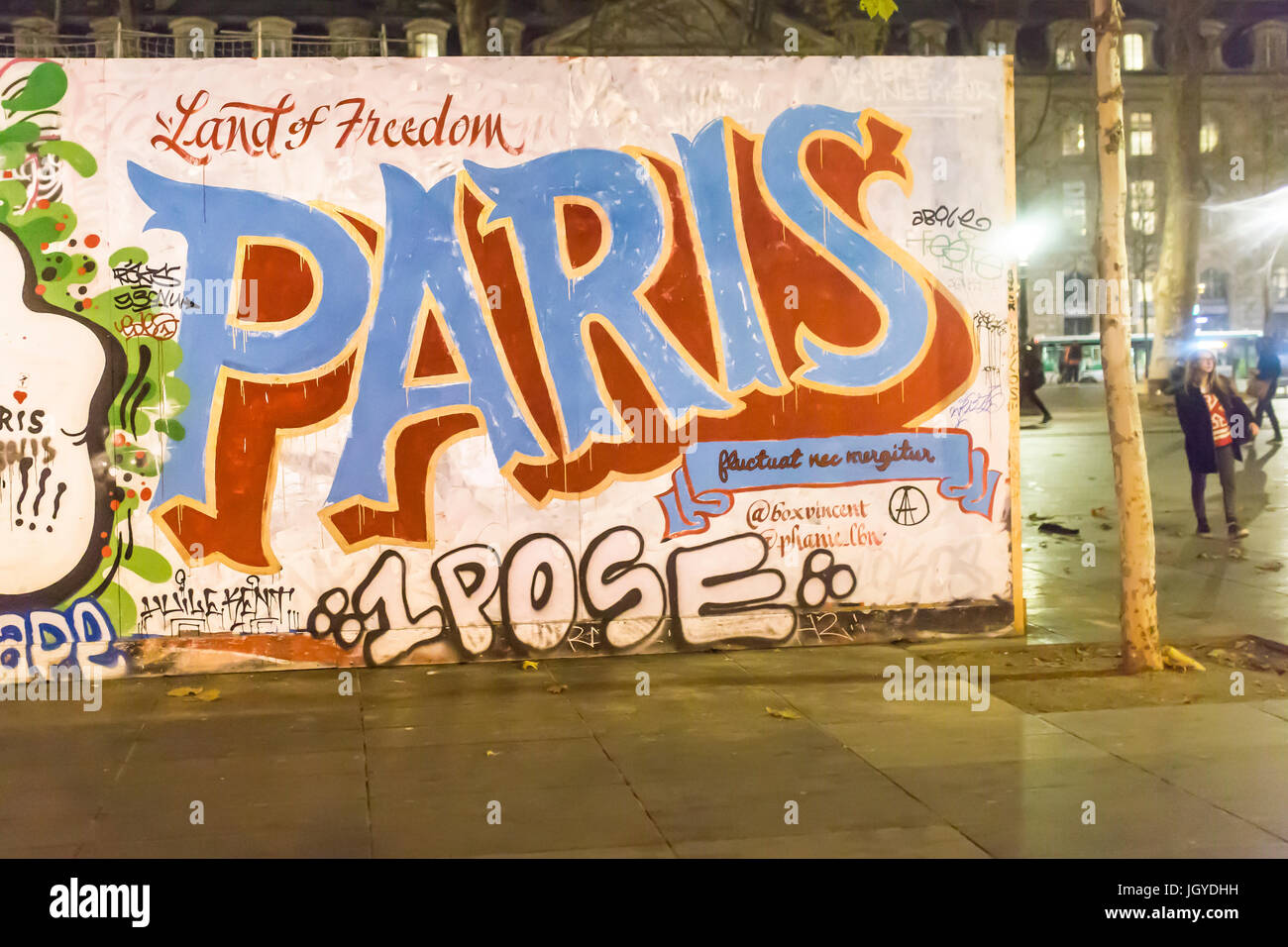 Paris Graff: Land der Freiheit. Spontane Hommage an die Opfer der Terroranschläge in Paris, den 13. November 2015. Stockfoto