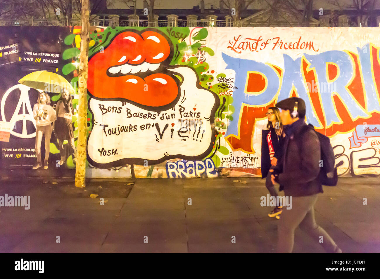 Paris Graff: Land der Freiheit. Spontane Hommage an die Opfer der Terroranschläge in Paris, den 13. November 2015. Stockfoto