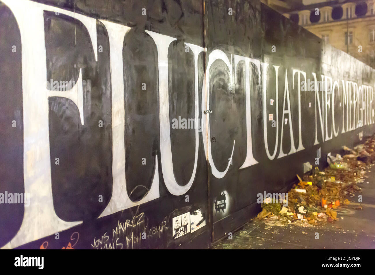 Schwankungsbandbreiten nec mergitur. Spontane Hommage an die Opfer der Terroranschläge in Paris, den 13. November 2015. Stockfoto