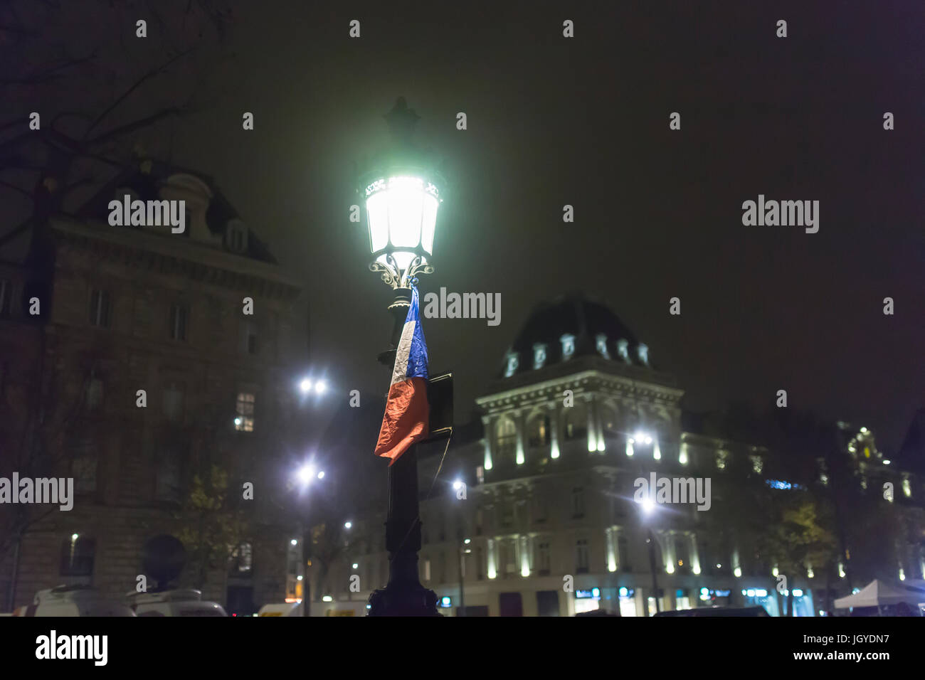 Eine Französische, blau-weiße und rote Fahne hängen an eine Straßenlaterne auf Republique. Hommage an die Opfer der Terroranschläge in Paris am 13. November. Stockfoto