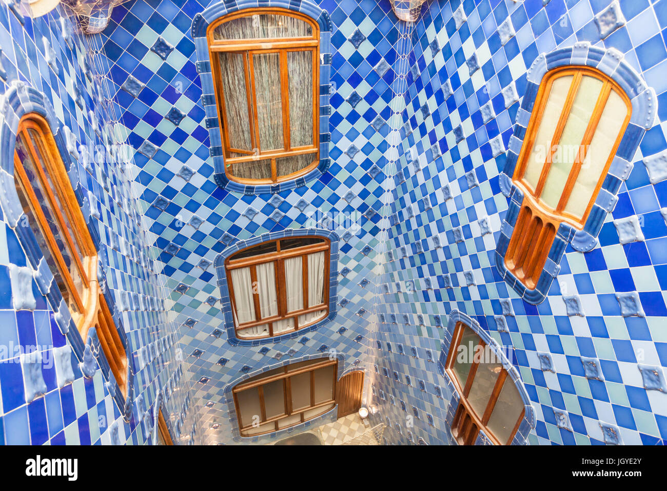 Barcelona-Catalunya-Blick auf die blauen und weißen Fliesen zentrale Lichtschacht der Casa Batllo entworfen von dem Architekten Antoni Gaudi Spanien Eu Europa Katalonien Stockfoto