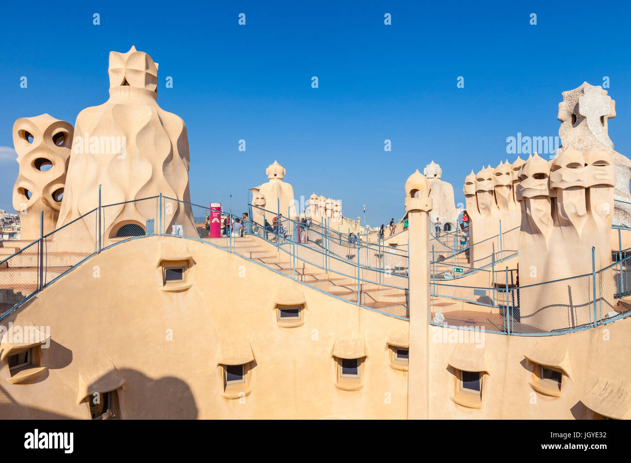 Barcelona-Catalunya Barcelona Spanien La Pedrera Barcelona Casa Mila Barcelona auf dem Dach mit Schornsteinen von dem Architekten Antoni Gaudi Eu Europa Catalonia Stockfoto