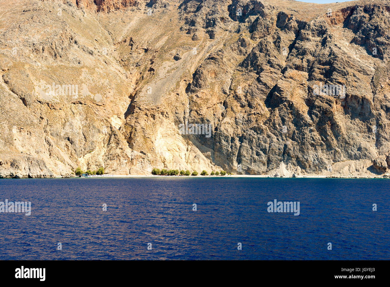 Sweetwater liegt zwischen Chora Sfakion und Loutro auf der Südwest-Küste von Kreta, Griechenland. Frisches Wasser füllt seichte Brunnen auf den Kiesstrand. Stockfoto