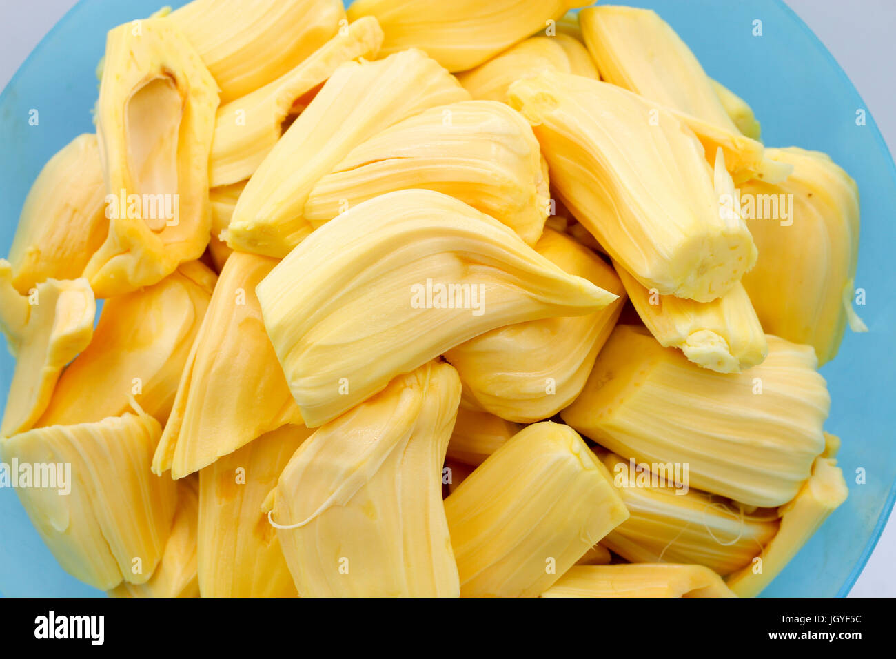 Frische reife Jackfruit auf weißem Hintergrund. Stockfoto