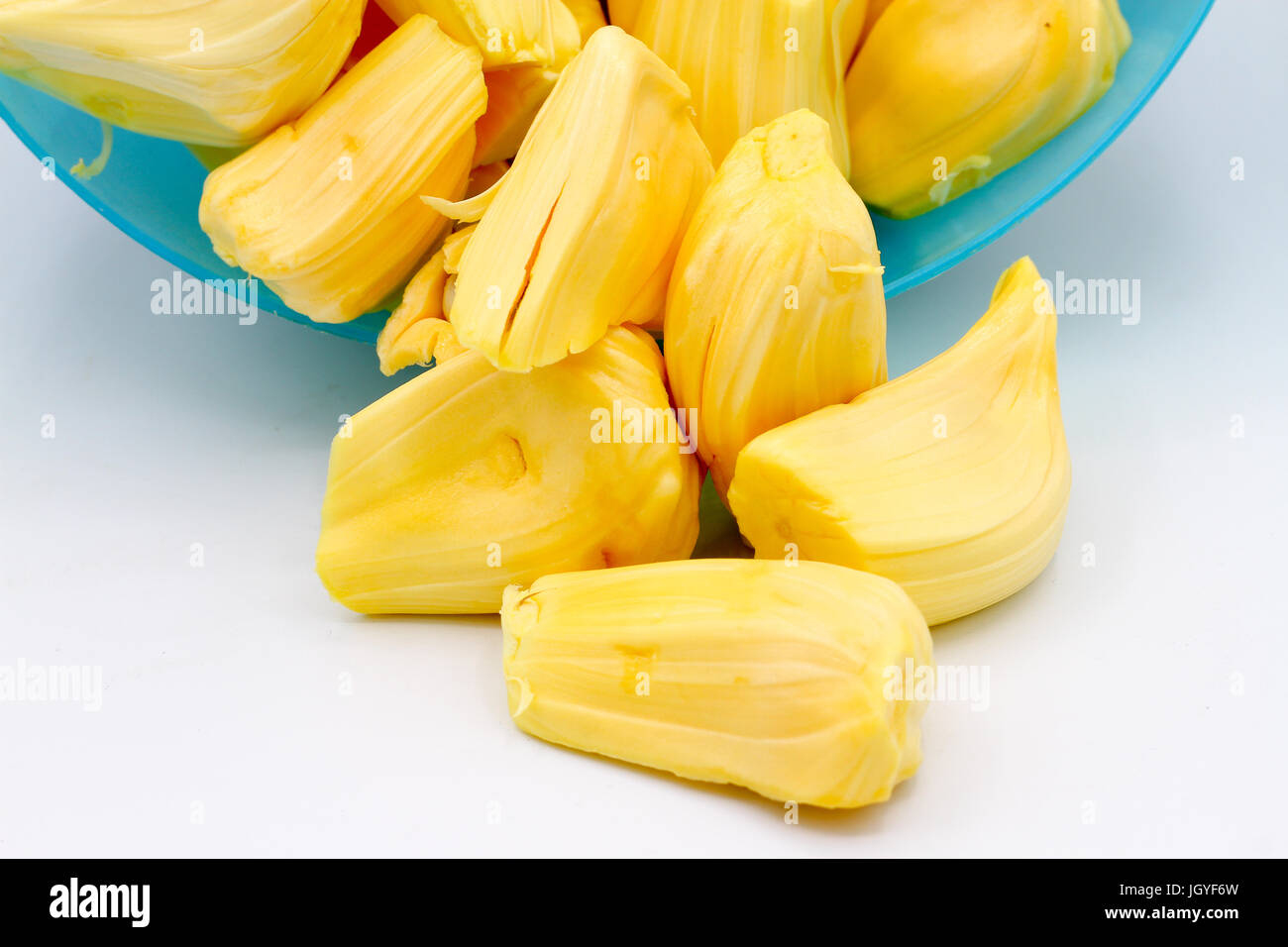 Frische reife Jackfruit auf weißem Hintergrund. Stockfoto