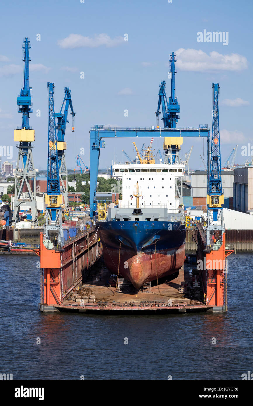 Containerschiff im Schwimmdock für Wartung Stockfoto