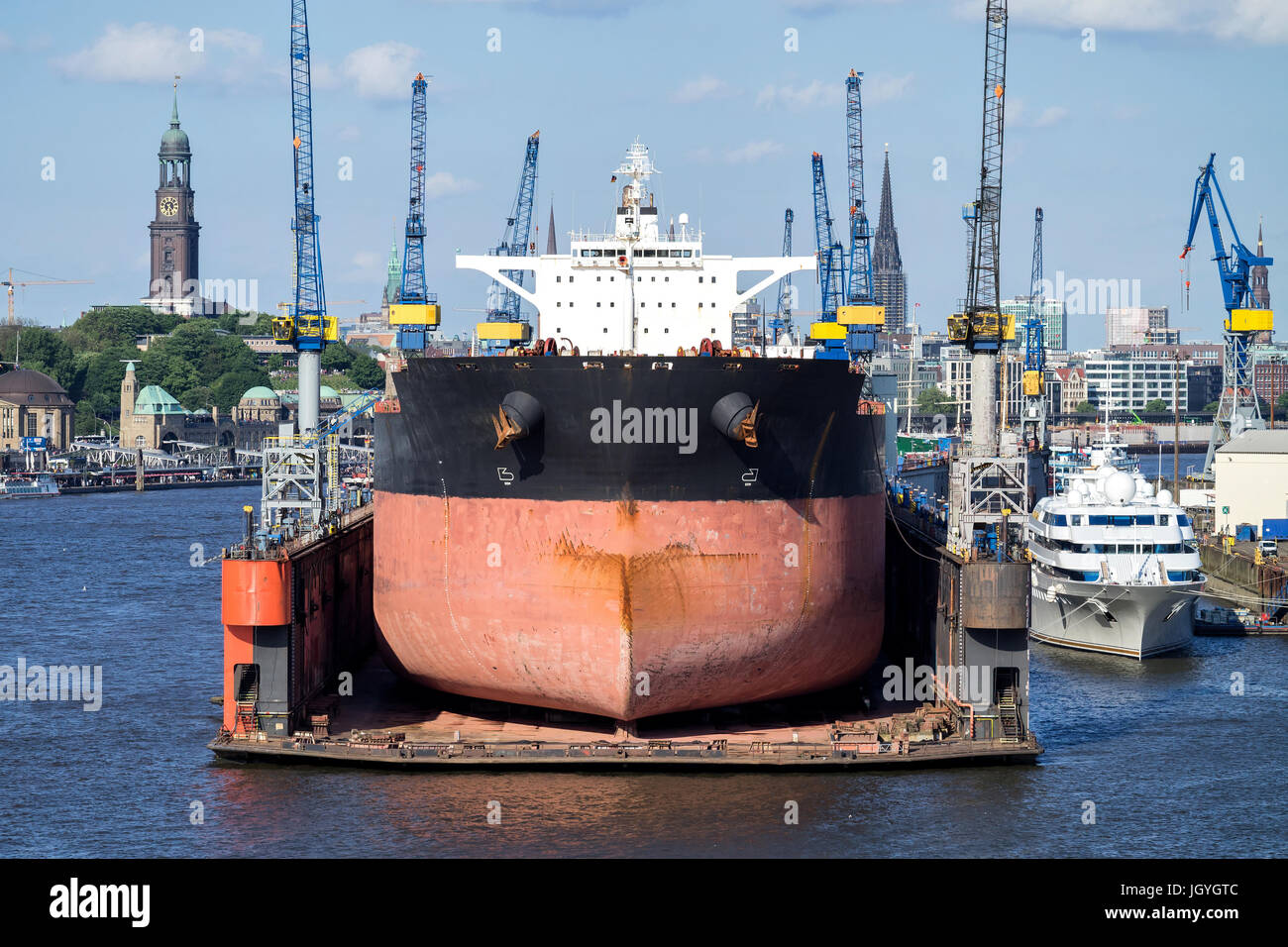 Bulk-Carrier im Schwimmdock für Wartung Stockfoto