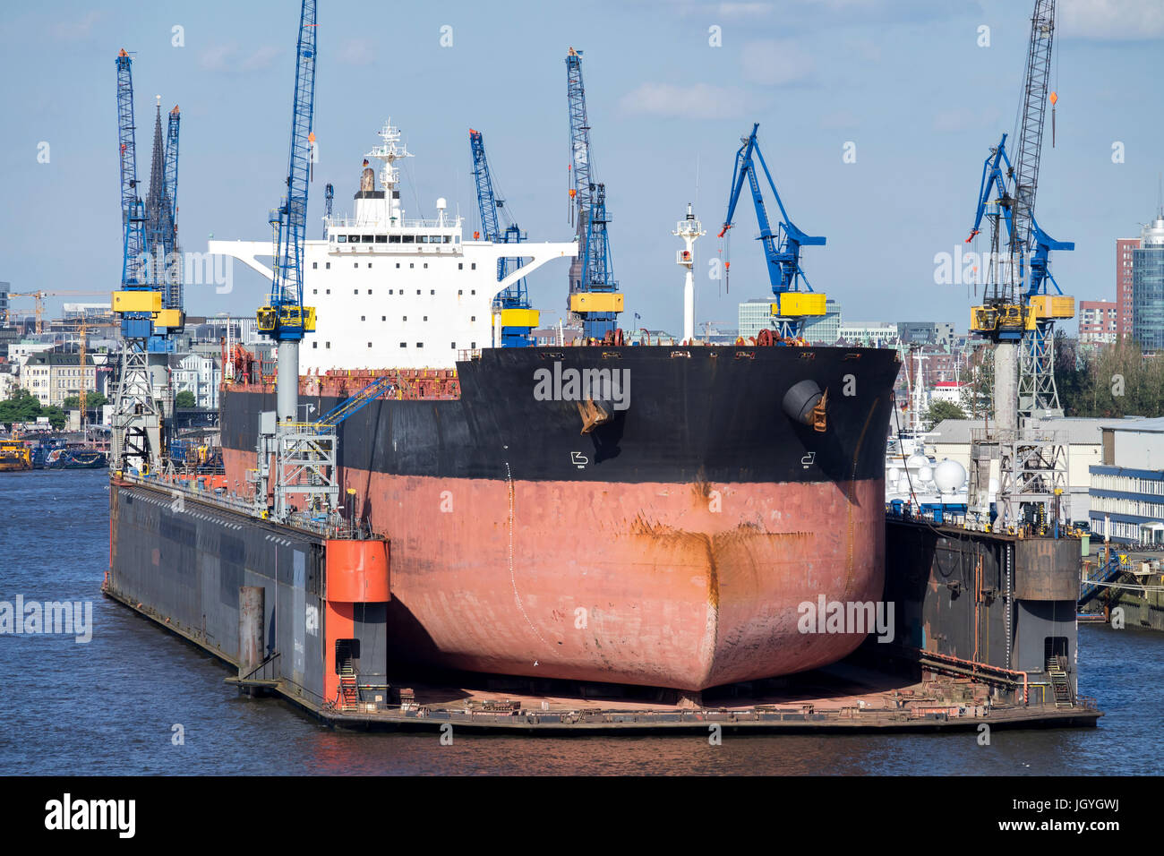 Bulk-Carrier im Schwimmdock für Wartung Stockfoto