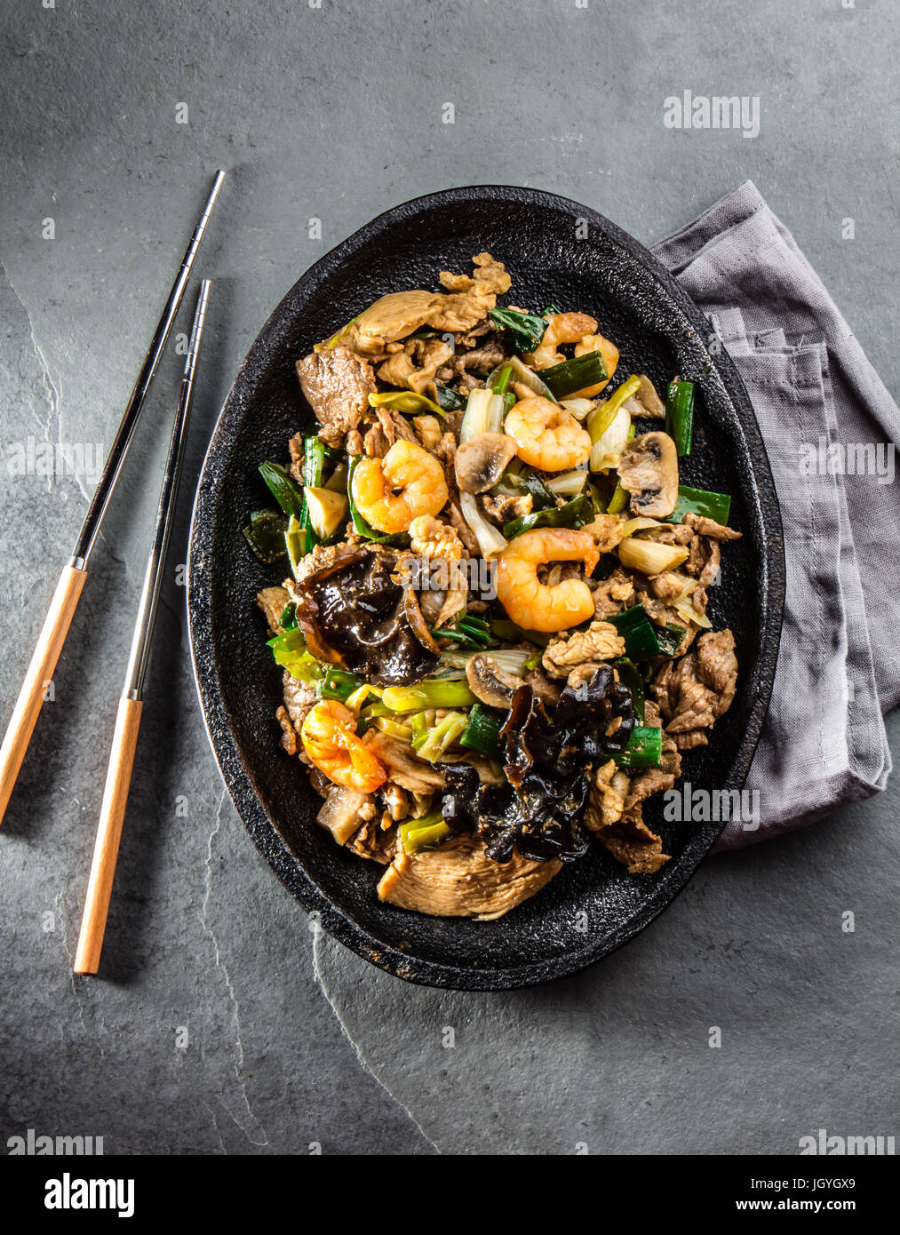 Chinesisches Essen. Te Pam Sao. Pfanne mit gebratenem Rind, Schwein, Huhn,  Garnelen, Shiitake-Pilzen, Champions und Frühlingszwiebeln. Parillada China  serviert mit Reis o Stockfotografie - Alamy