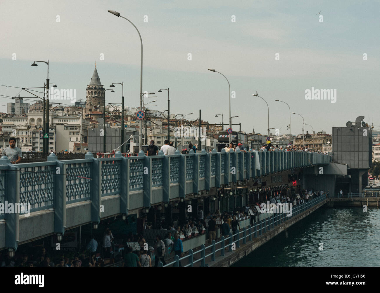 Istanbul, Türkei - 22. Juni 2017: Zeigen Sie vor der Galata-Brücke und Galata-Turm über Halic / Golden Horn an Stockfoto