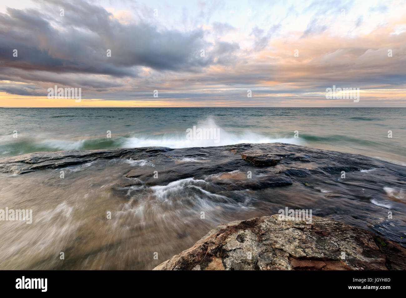 Sturmfront wandert in Lake Superior dargestellter Felsen-Staatsangehöriger Lakeshore nahe Munising Michigan Stockfoto