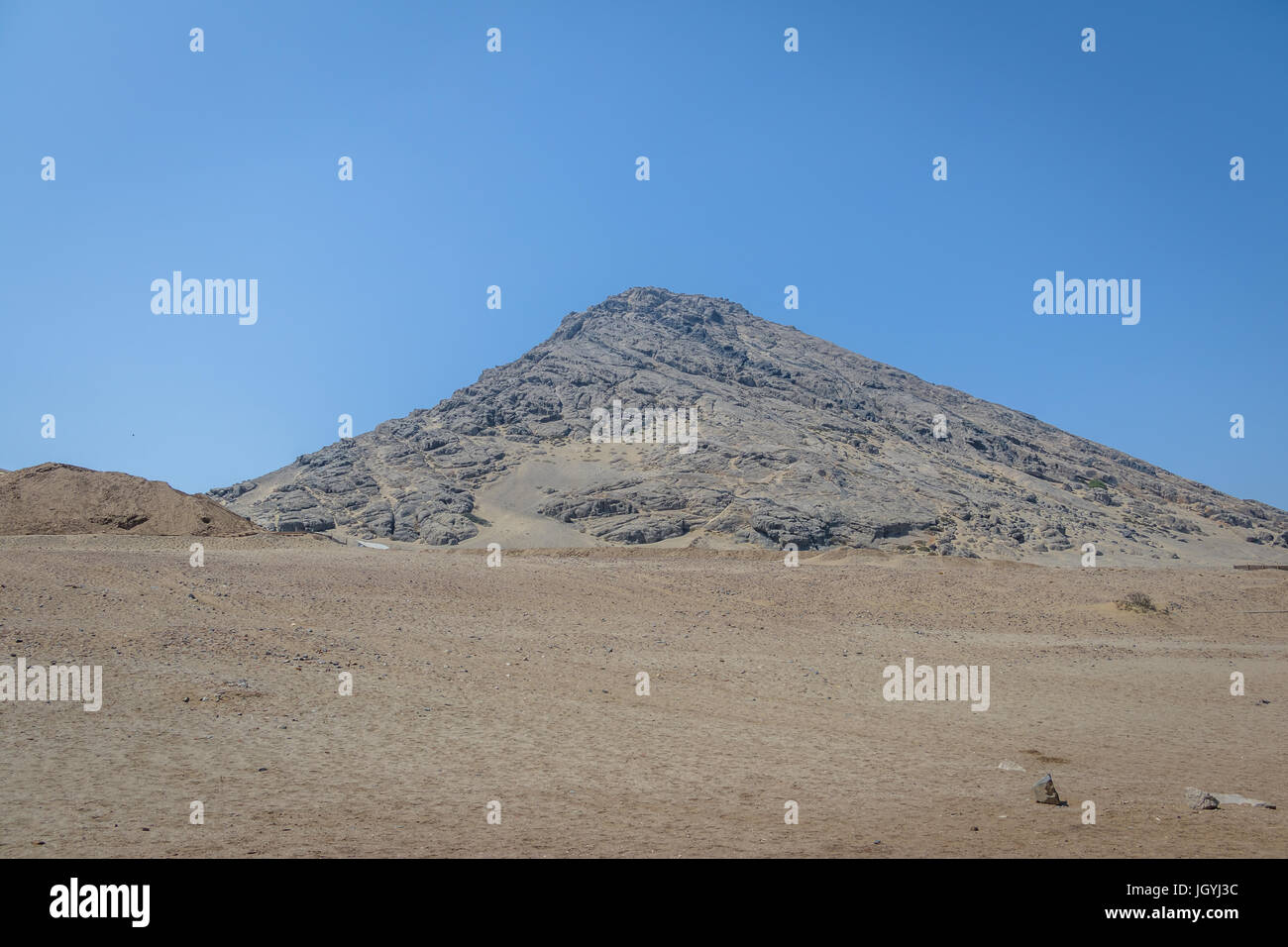 Cerro Blanco in der Nähe der Ausgrabungsstätte Huaca De La Luna - Trujillo, Peru Stockfoto