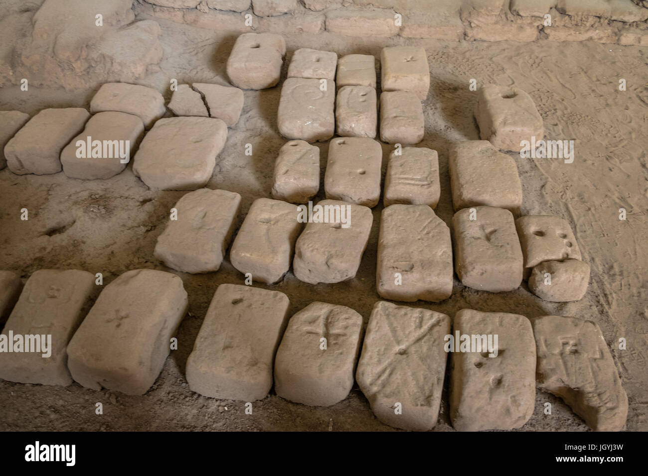Alten geschnitzten Ziegel verwendet für den Bau an der Ausgrabungsstätte Huaca De La Luna - Trujillo, Peru Stockfoto