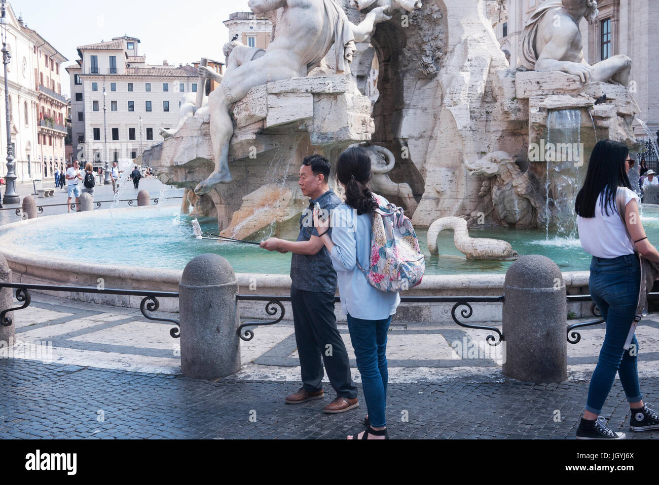 Rom, Italien 2017 - japanisches Ehepaar auf der Piazza Navona Stockfoto