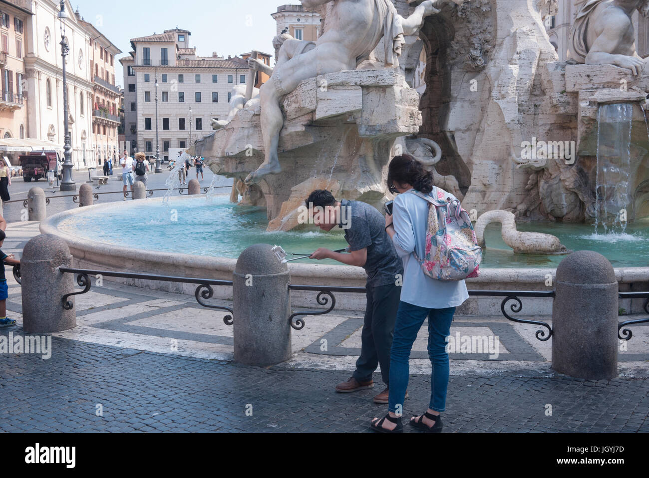 Rom, Italien 2017 - japanisches Ehepaar auf der Piazza Navona Stockfoto