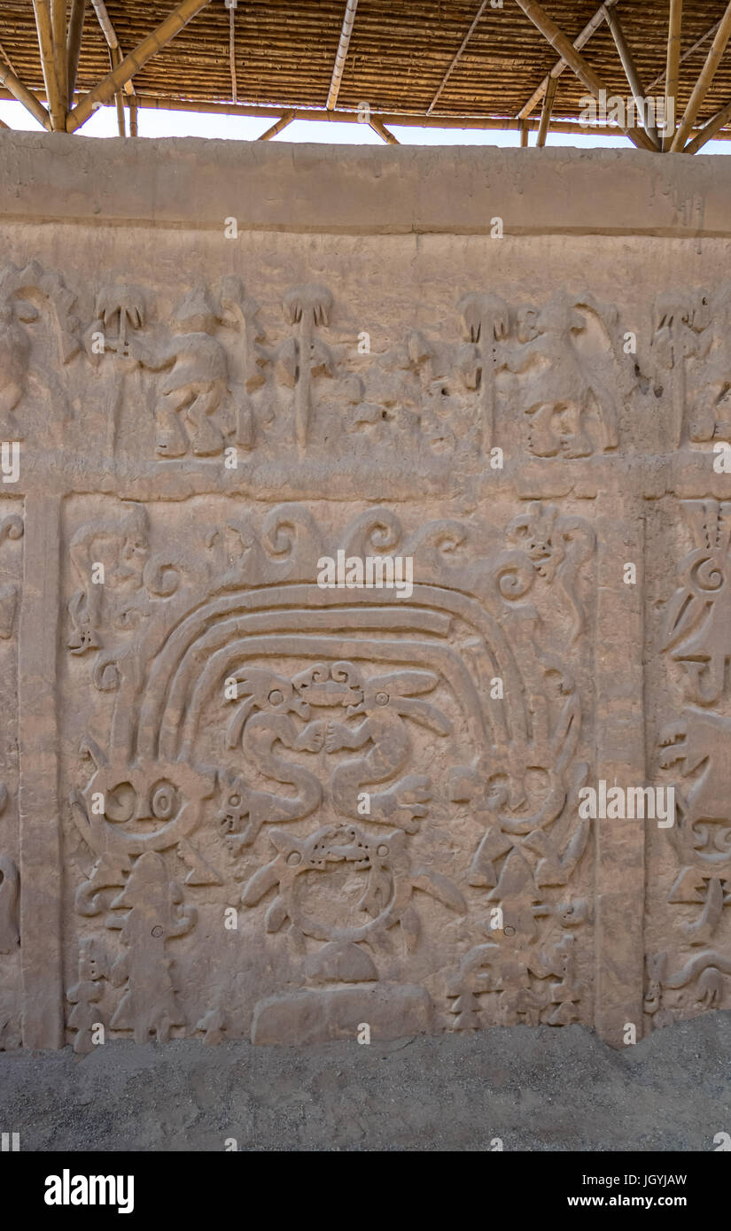 Huaca del Dragon oder Huaca del Arco Iris (Drachentempels oder Rainbow Tempel) in der Nähe von Chan Chan - Trujillo, Peru Stockfoto