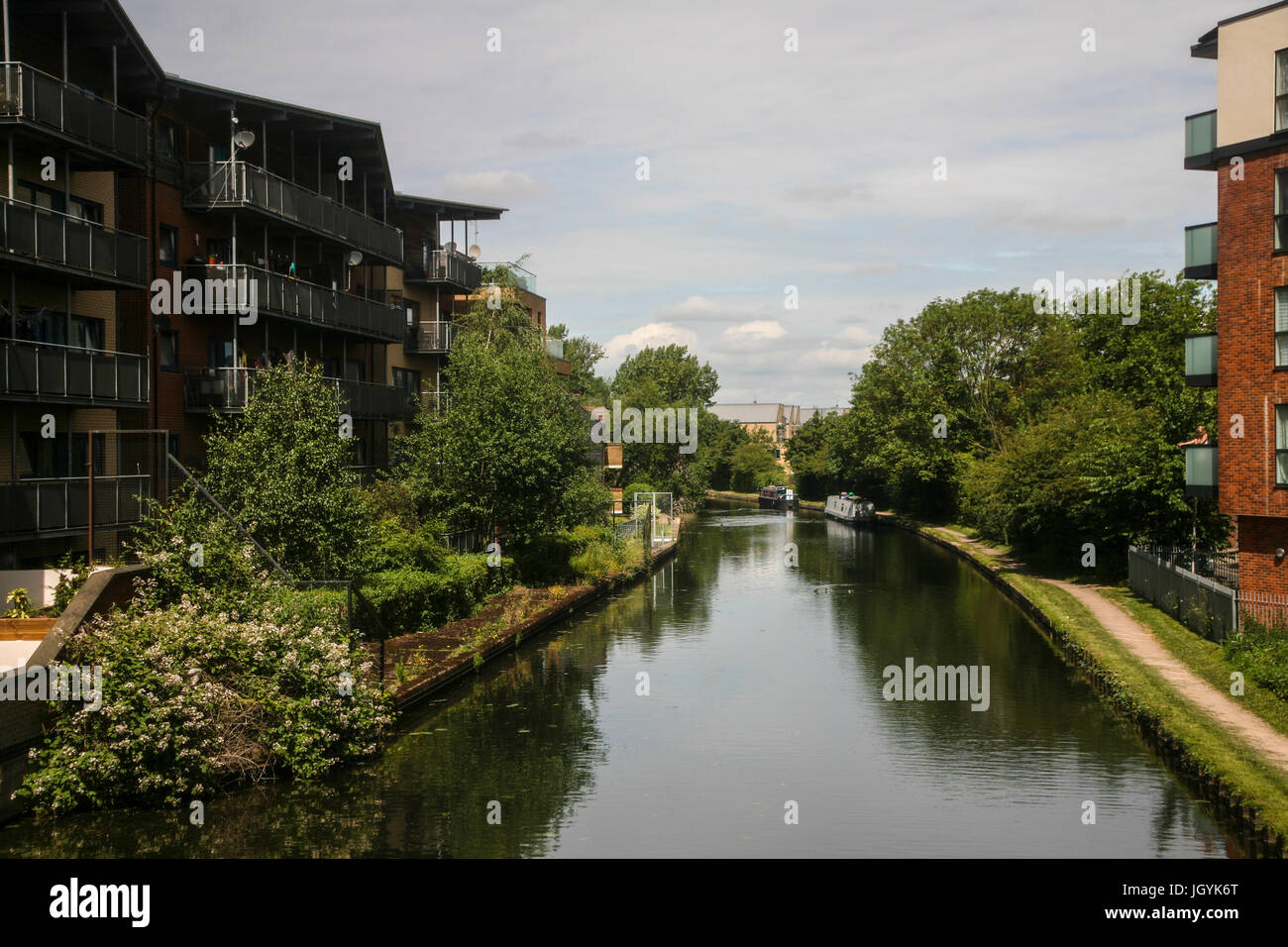 England, London, West, Yeading, Hayes, Wohnung Blöcke beim Grand Union Canal. Stockfoto