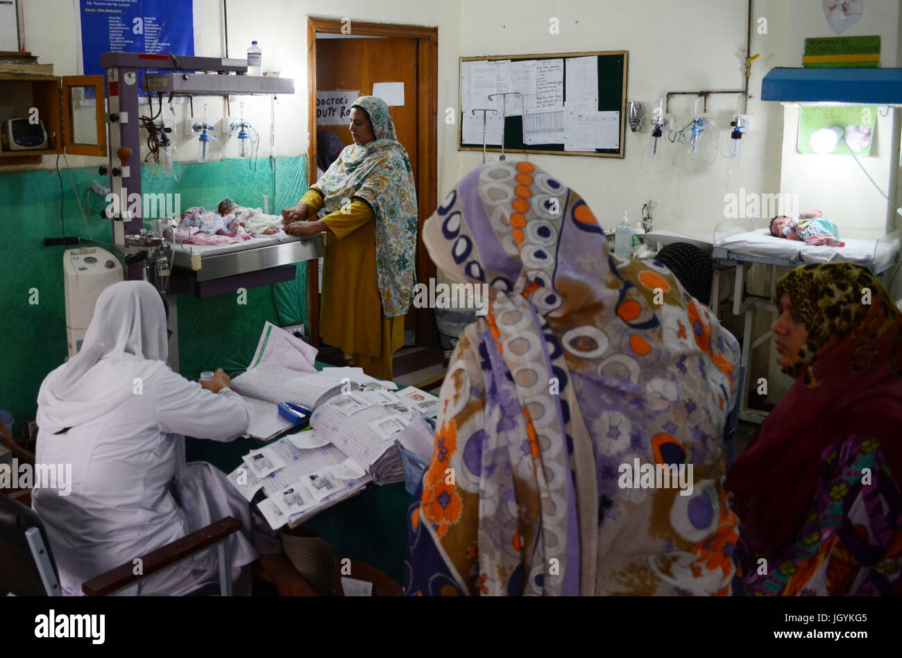 Pakistanische Mutter Stockfotos Und Bilder Kaufen Alamy