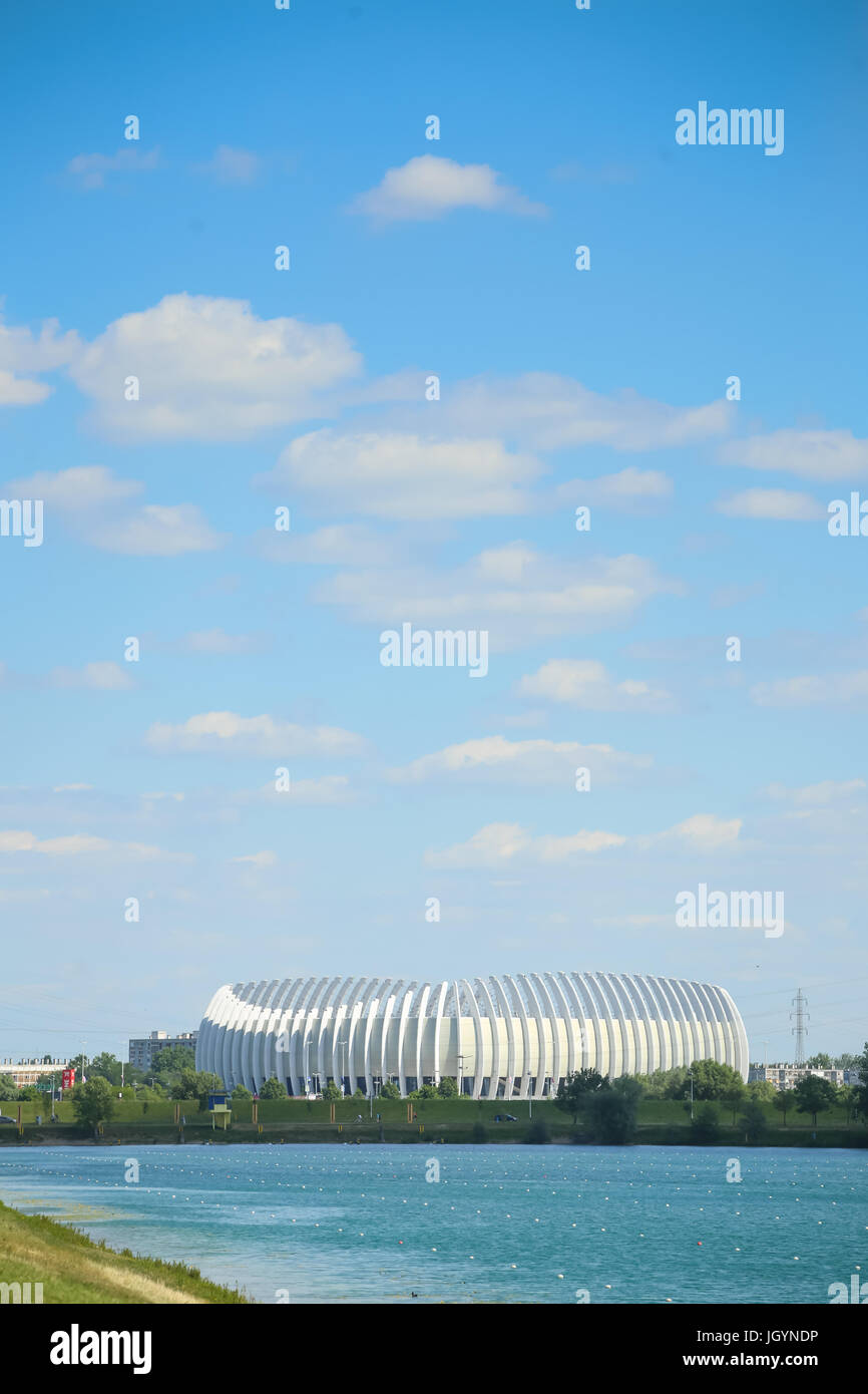 ZAGREB, Kroatien - 27. Mai 2017: Ein Blick auf die Arena Zagreb aus dem See Jarun in Zagreb, Kroatien. Arena Zagreb ist die größte Sporthalle in Freundschaftsspiele Stockfoto