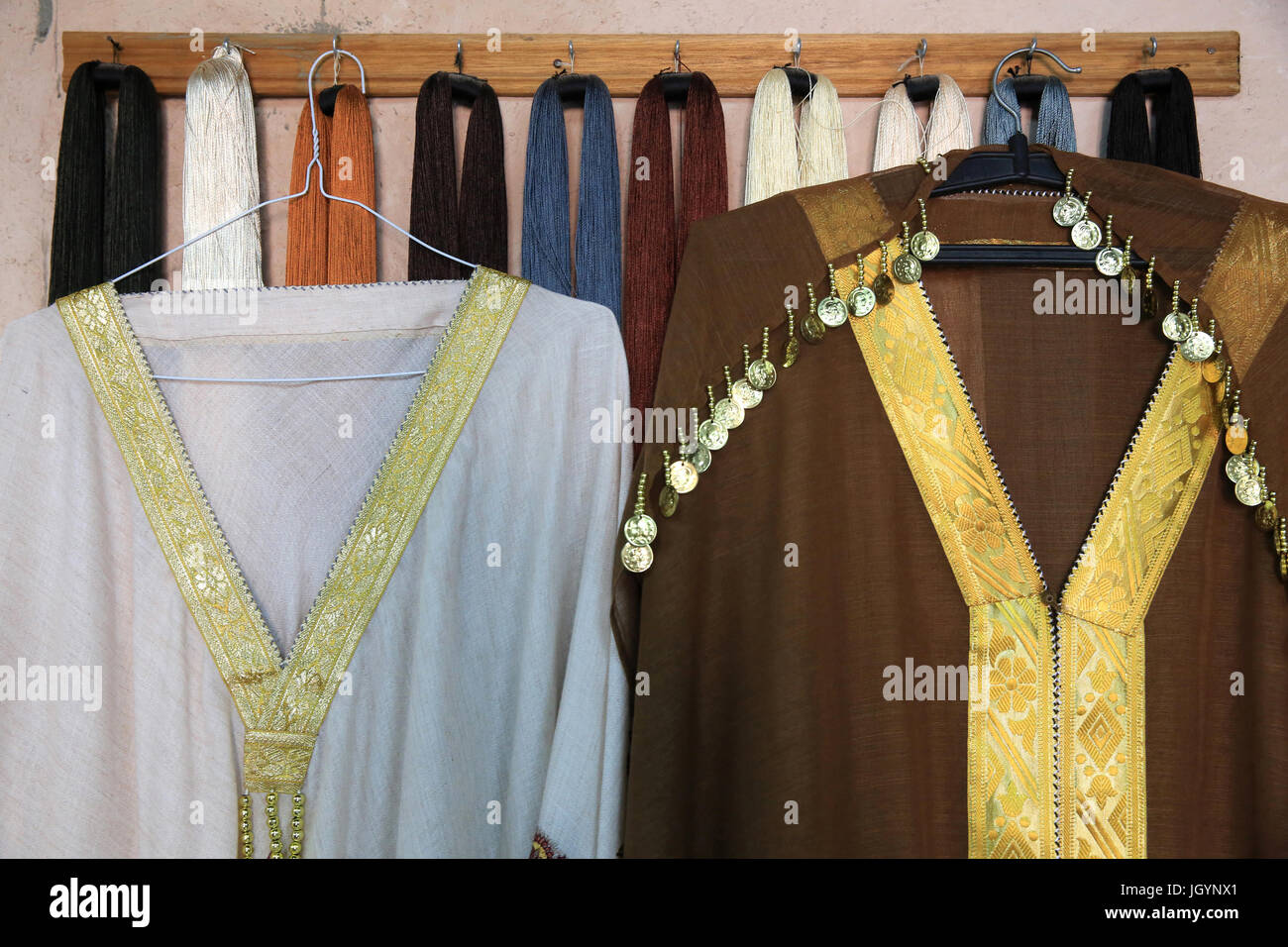 Nähwerkstatt. Traditionelle arabische Kleidung. Heritage Village Club. Emirat Abu Dhabi. Stockfoto