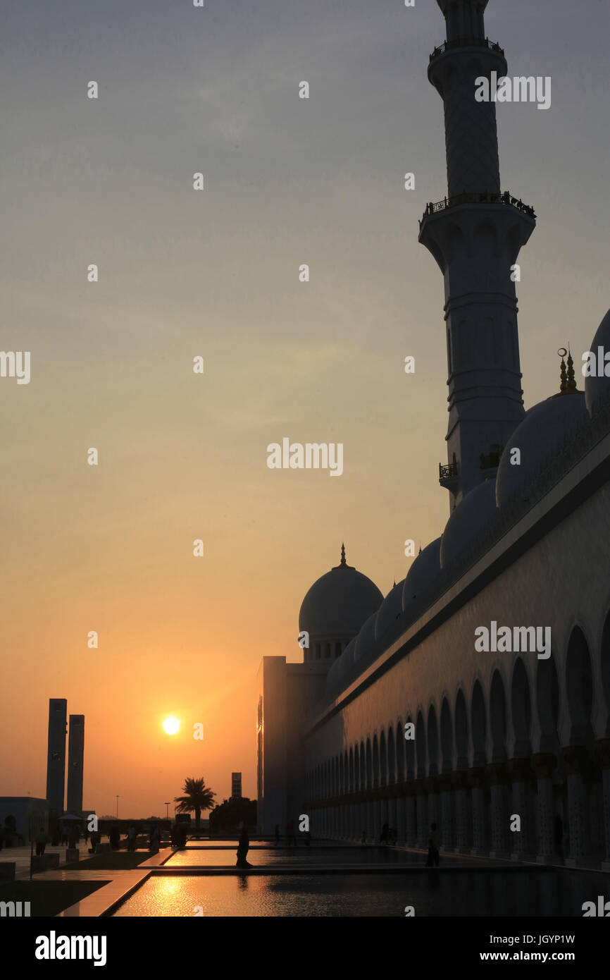 Kuppeln und Minarett. Sheikh-Zayed-Moschee. 1995. Emirat Abu Dhabi. Stockfoto