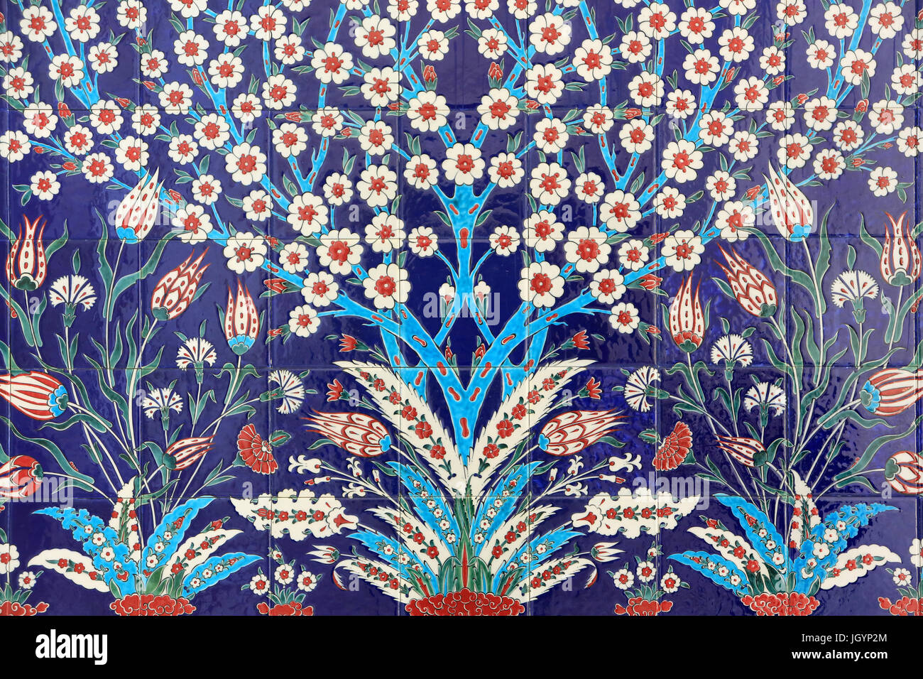 Blumen. Eines der 80 Iznikpanels - dekoriert hoch Keramikfliesen beliebt im 16. Jahrhundert - die Funktion deutlich in Istanbuls Imperial und r Stockfoto