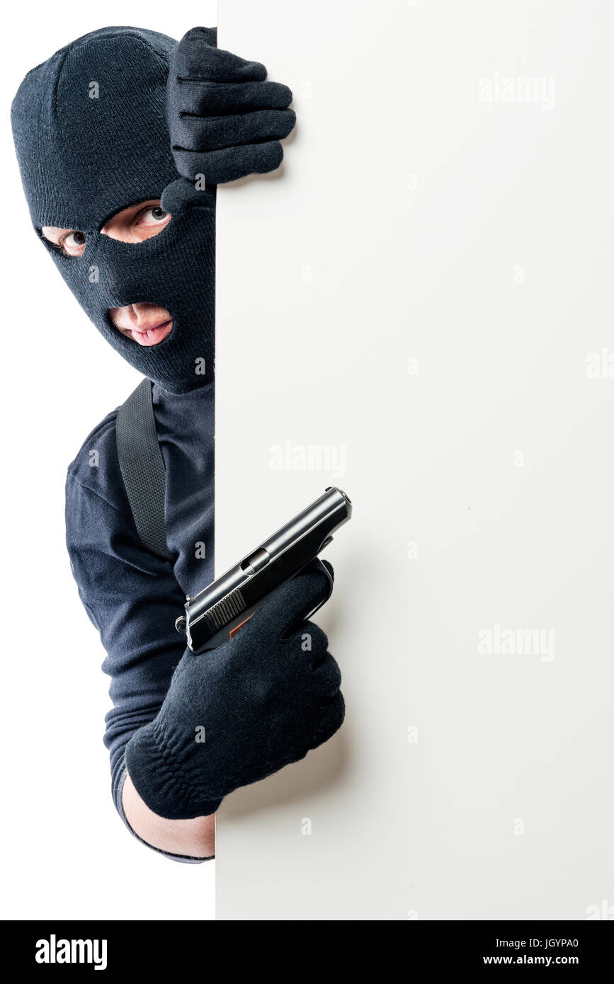 Der Verbrecher mit der Waffe verweist auf den Raum auf dem Plakat Stockfoto