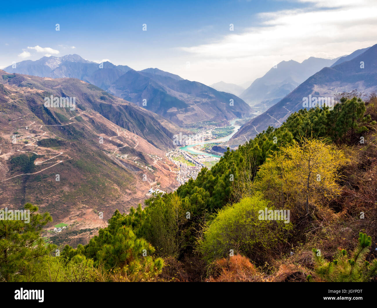 Luftaufnahme von Dorf und Fluss im Tal des Hochgebirges in Sichuan, China Stockfoto