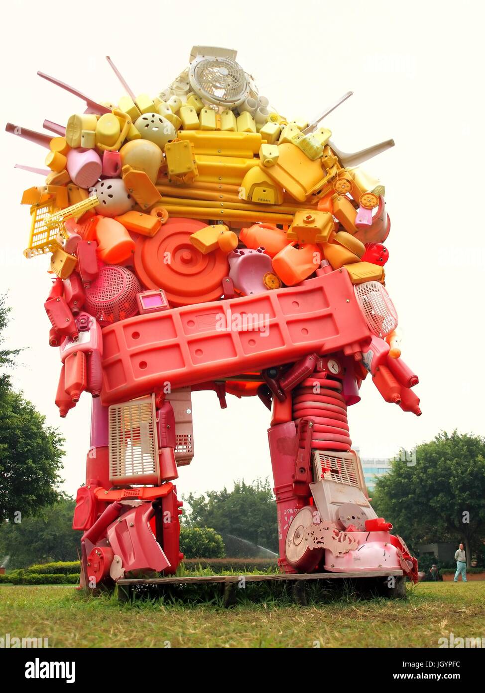 KAOHSIUNG, TAIWAN, Dezember 10: Zur Förderung Evironmental Bewusstseins zeigt das National Science Museum Skulpturen aus Plastikmüll auf seine groun Stockfoto