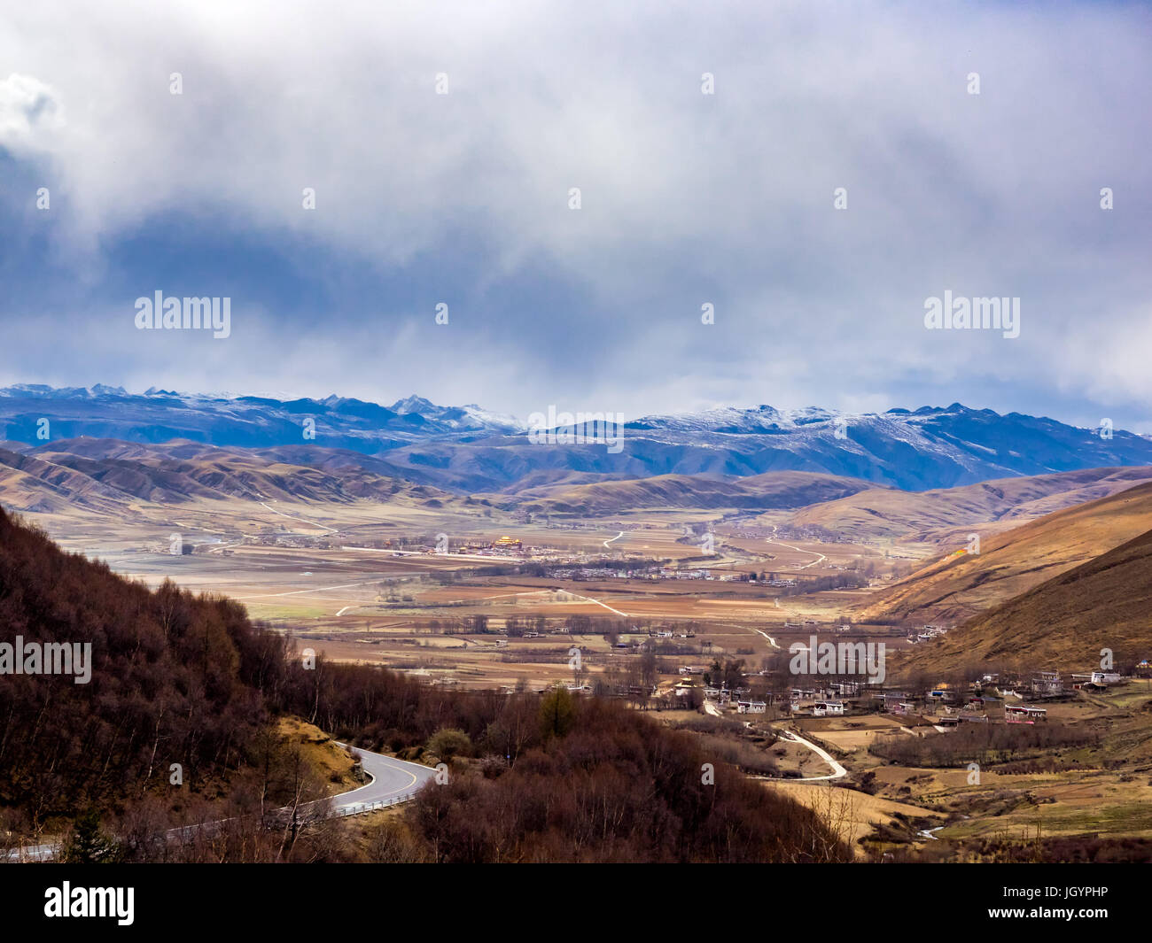 Landschaft der Stadt im Tal des hohen Berges in Sichuan, China Stockfoto