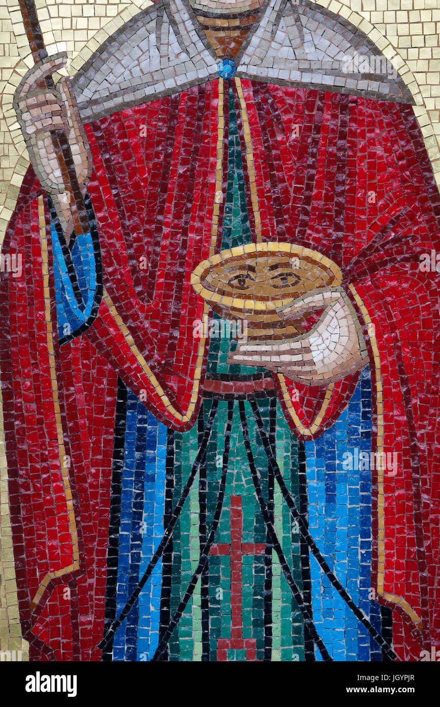 Detail von einem orthodoxen Mosaik in einem Troodos-Dorf. STA Paraskevi hält einen Kelch. Zypern. Stockfoto