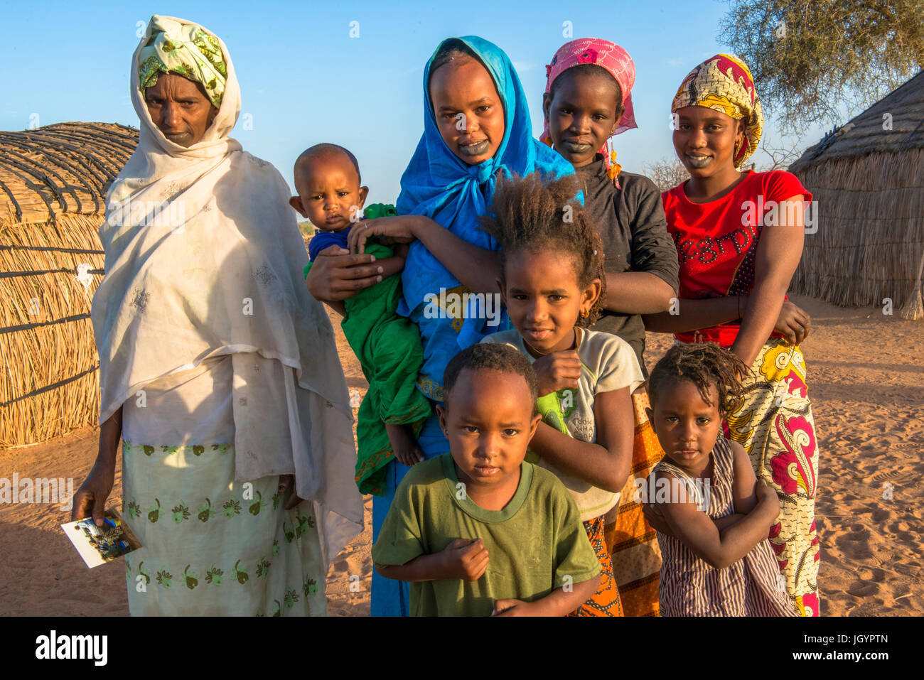 Peul-Frau und Kinder. Senegal. Stockfoto