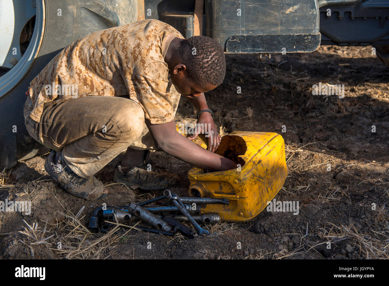 Mechaniker reparieren eines Traktors. Senegal. Stockfoto