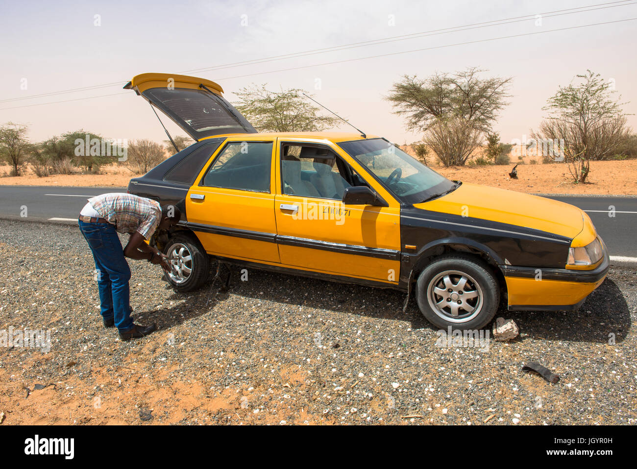 Am Straßenrand Reifenreparatur. Senegal. Stockfoto
