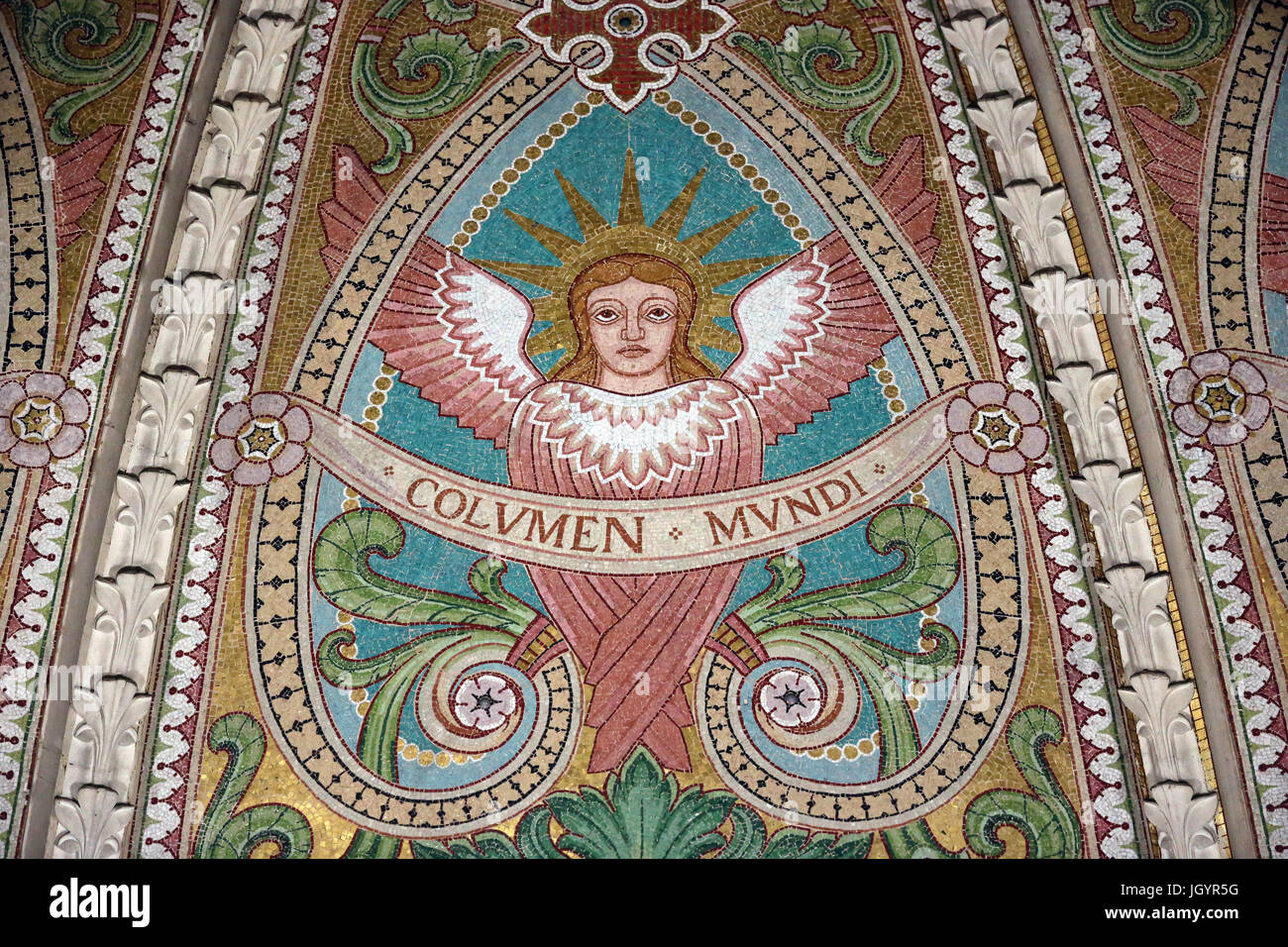 Basilika Notre-Dame de Fourvière. Die verzierte Decke. Die Krypta. Engel.   Lyon. Frankreich. Stockfoto