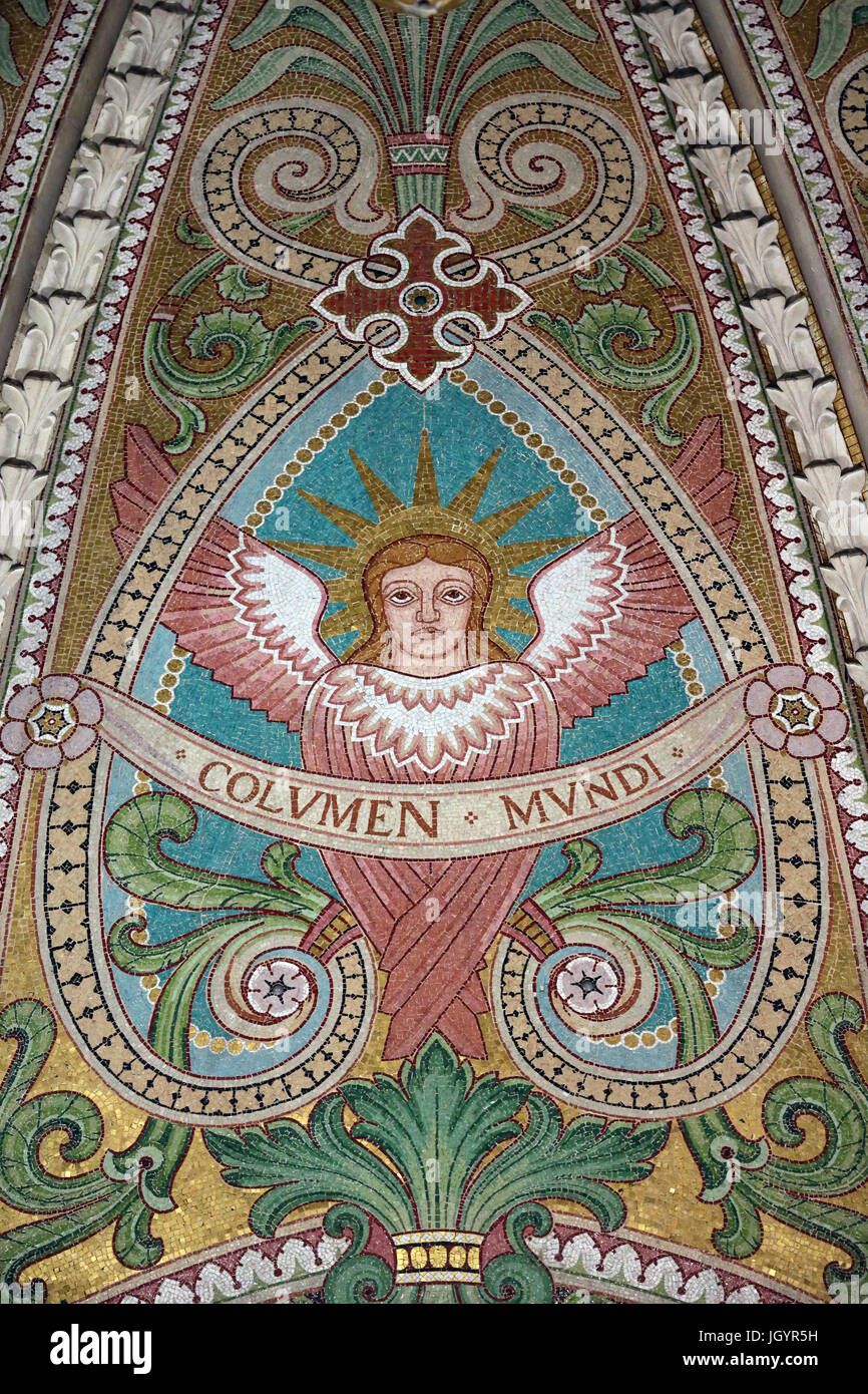 Basilika Notre-Dame de Fourvière. Die verzierte Decke. Die Krypta. Engel.   Lyon. Frankreich. Stockfoto