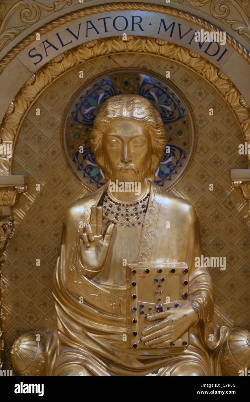 Saint-Martin d'Ainay Basilika. Hauptaltar. Goldene Statue von Jesus Christus Salvator Mundi (Retter der Welt).  Lyon. Frankreich. Stockfoto