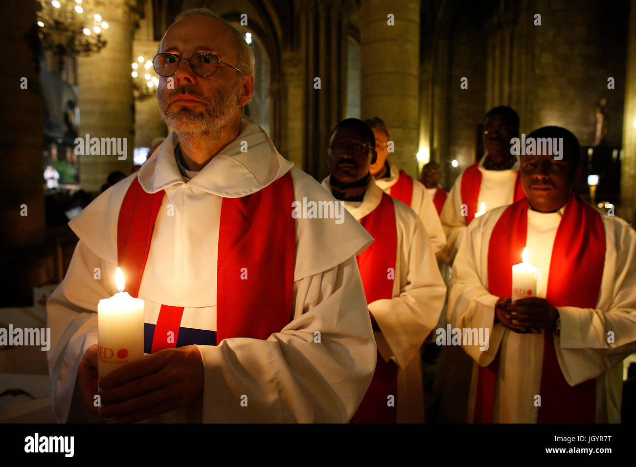 La Nuit des TŽmoins, Vigil für die heutige christliche Märtyrer, in der Kathedrale von Notre Dame, Paris. Frankreich. Stockfoto