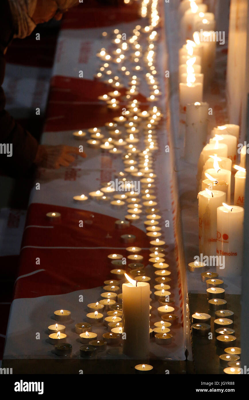 La Nuit des TŽmoins, Vigil für die heutige christliche Märtyrer, in der Kathedrale von Notre Dame, Paris. Frankreich. Stockfoto