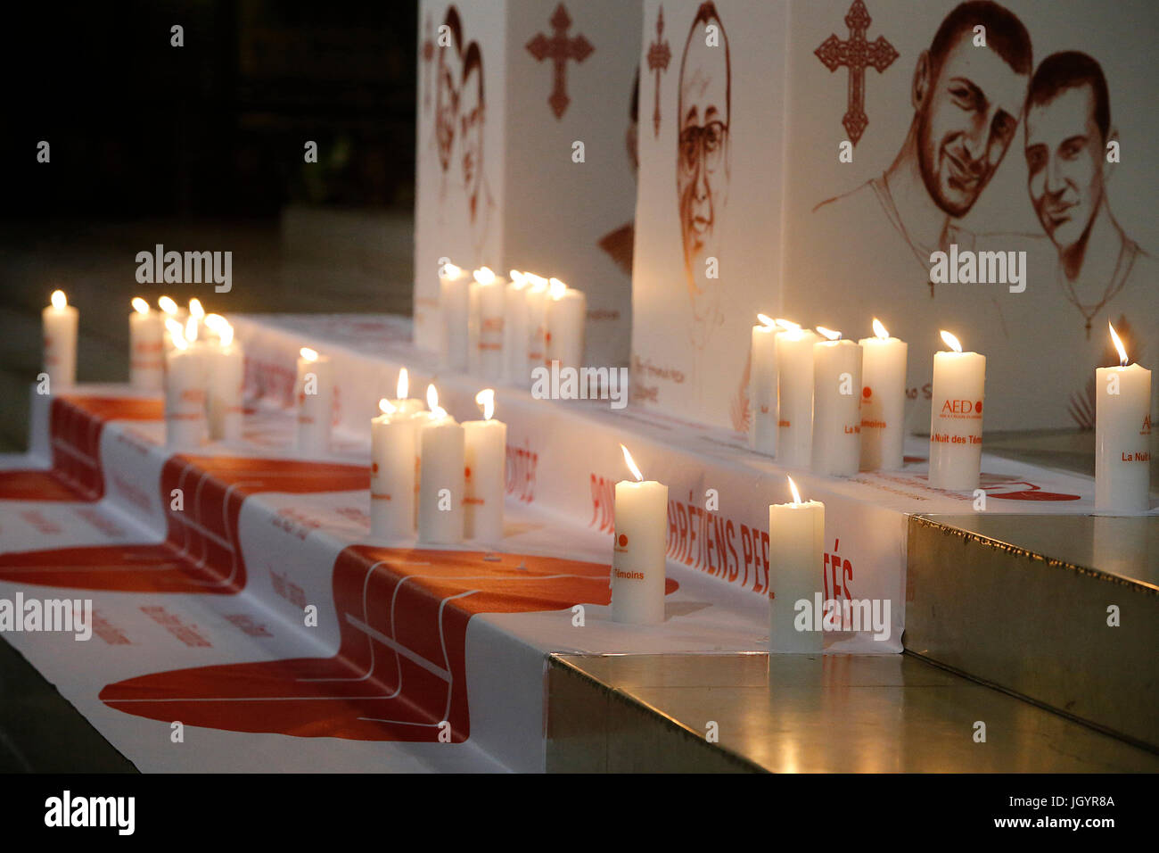 La Nuit des TŽmoins, Vigil für die heutige christliche Märtyrer, in der Kathedrale von Notre Dame, Paris. Frankreich. Stockfoto