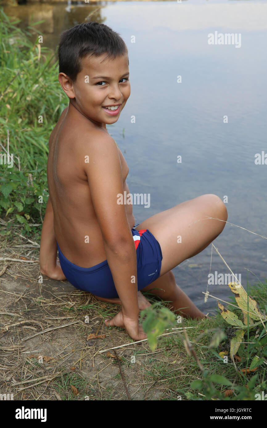 Junge in einem Fluss schwimmen gehen. Frankreich. Stockfoto