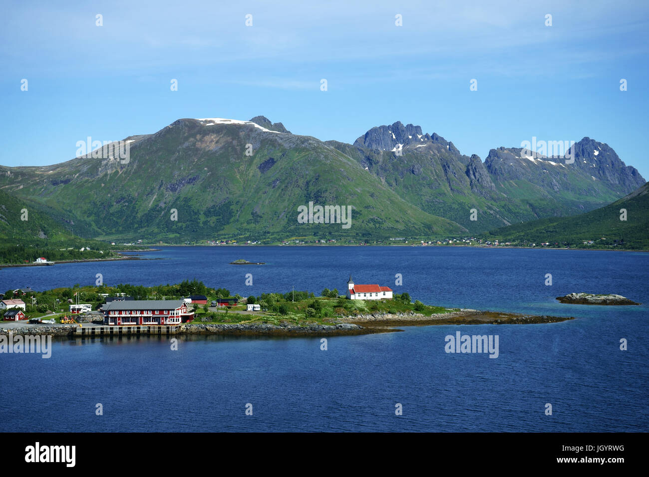 Sildpollen Halbinsel Kirche und Campingplatz, Insel Austvagoy, Lofoten, Norwegen Stockfoto