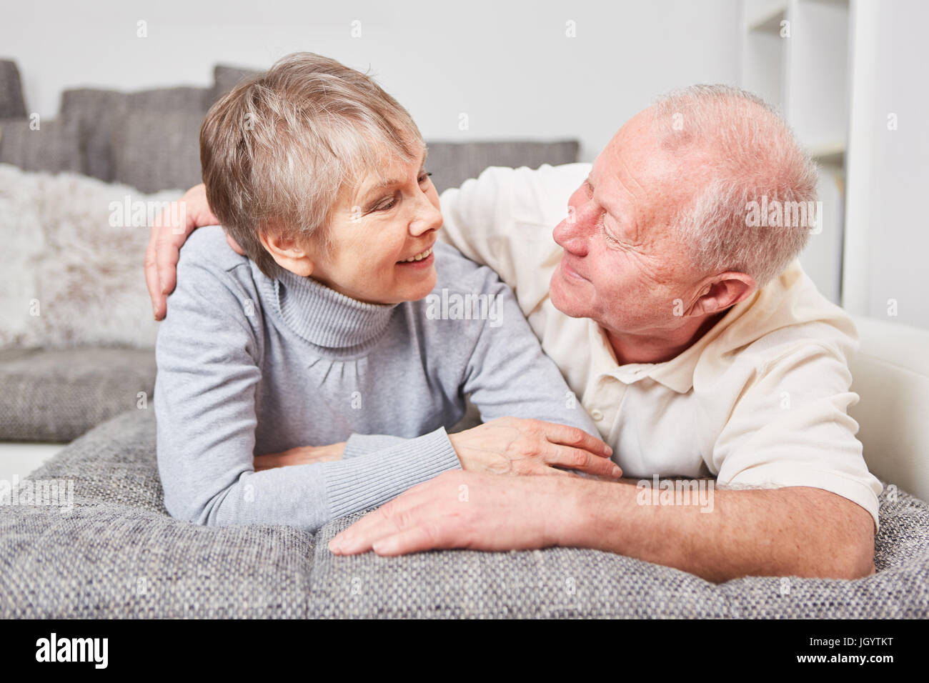Gerne älteres Paar in Liebe einander betrachtend Stockfoto